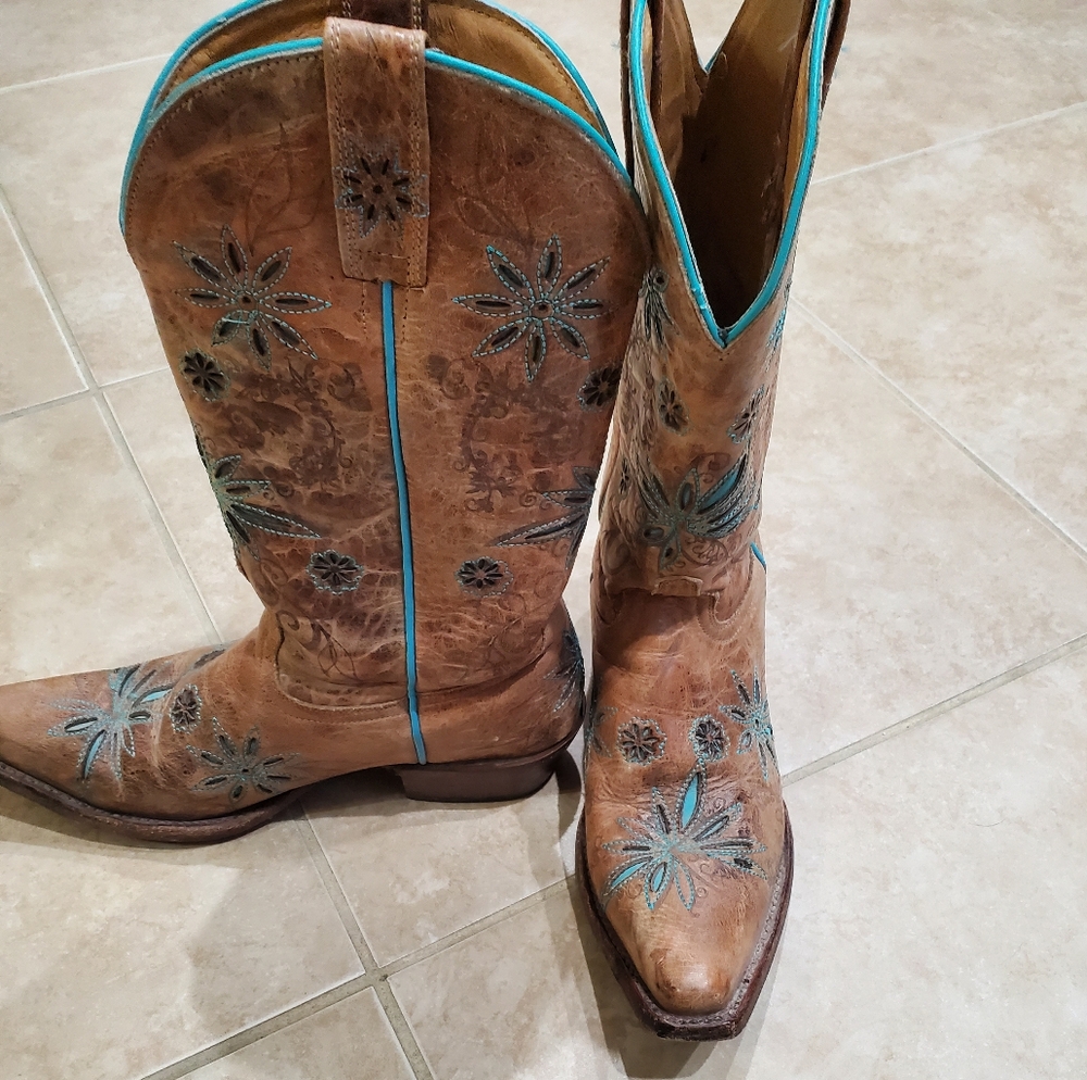 Womens cowboy boots tan with some turquoise coloring